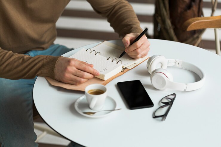 Photo gratuit gros plan entrepreneur travaillant