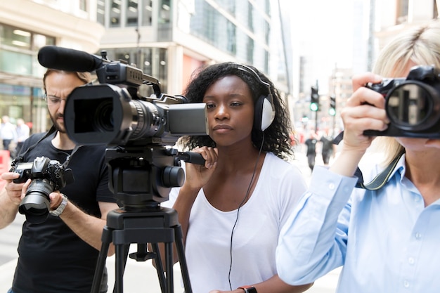 Gros plan sur une équipe de tournage filmant une interview