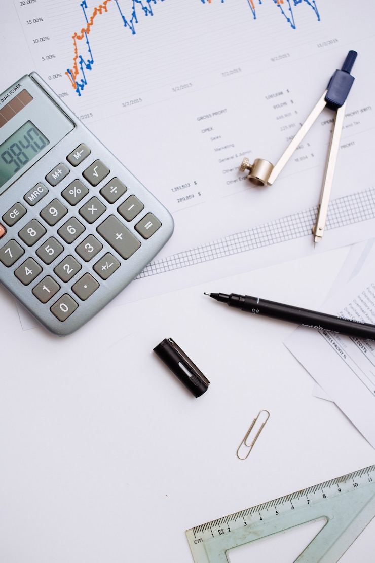 Photo gratuit gros plan sur l'essentiel de l'étude des affaires sur un bureau blanc - travail et étude de l'esthétique