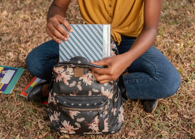 Gros plan étudiant avec sac à dos