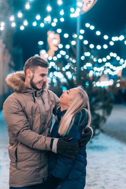 Gros plan extérieur portrait de jeune beau couple posant sur la rue