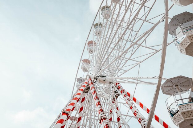 Gros plan à faible angle du carrousel de la grande roue avec des rayures rouges et blanches sur elle