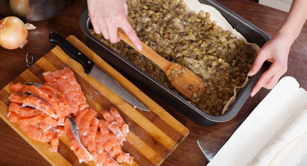 Gros plan de faire une tarte au poisson avec du saumon et des aubergines