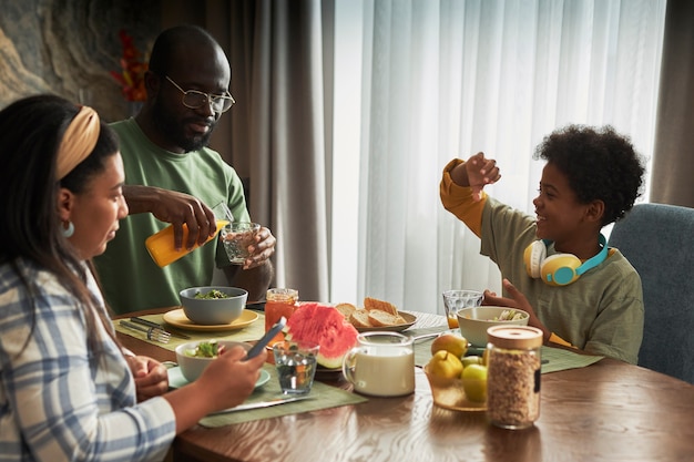 Gros plan famille assis à table