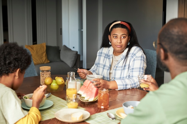 Gros plan de la famille assis à table