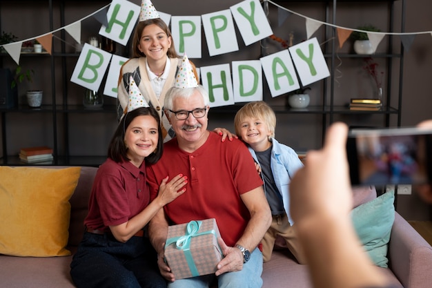 Photo gratuite gros plan de la famille célébrant l'anniversaire