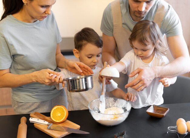 Gros plan, famille, faire, pâte