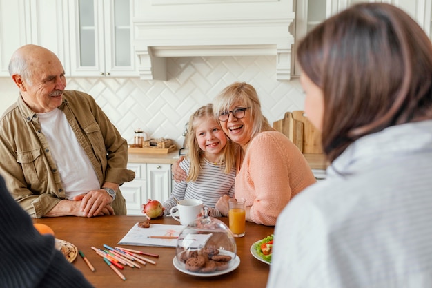 Gros plan de la famille heureuse dans la cuisine