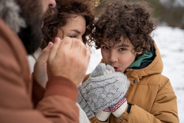 Gros plan famille heureuse à l'extérieur