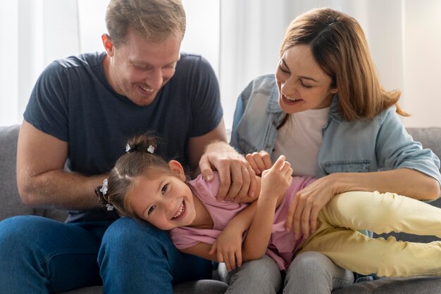 Gros plan sur une famille heureuse passant du temps ensemble