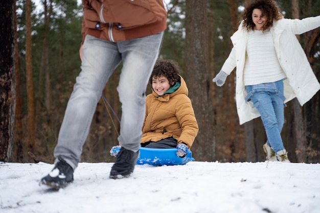 Photo gratuite gros plan sur une famille heureuse s'amusant