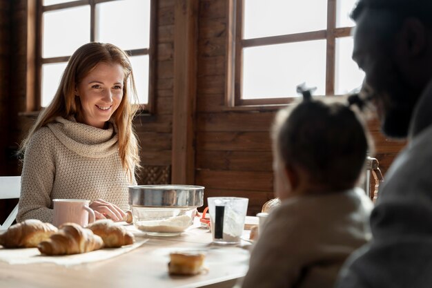 Gros plan sur une famille heureuse à table