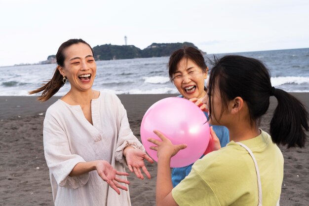 Gros plan sur une famille japonaise s'amusant