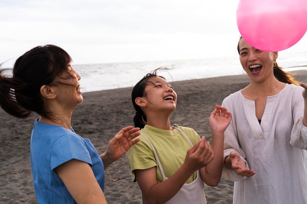 Gros plan sur une famille japonaise s'amusant