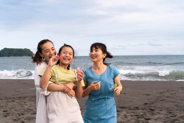 Gros plan sur une famille japonaise s'amusant