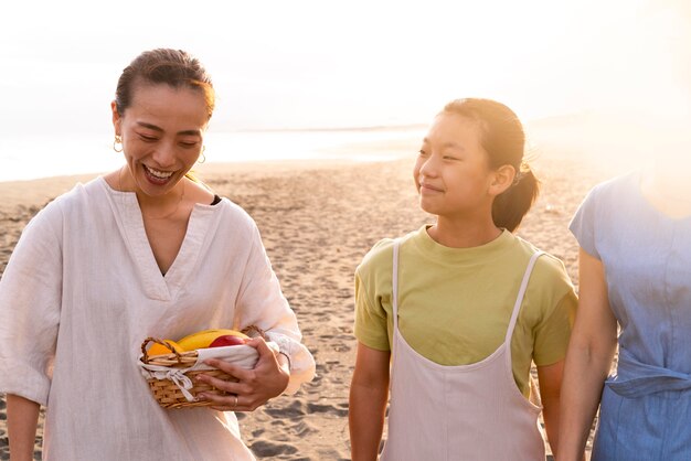 Gros plan sur une famille japonaise s'amusant