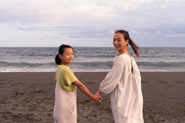 Gros plan sur une famille japonaise s'amusant