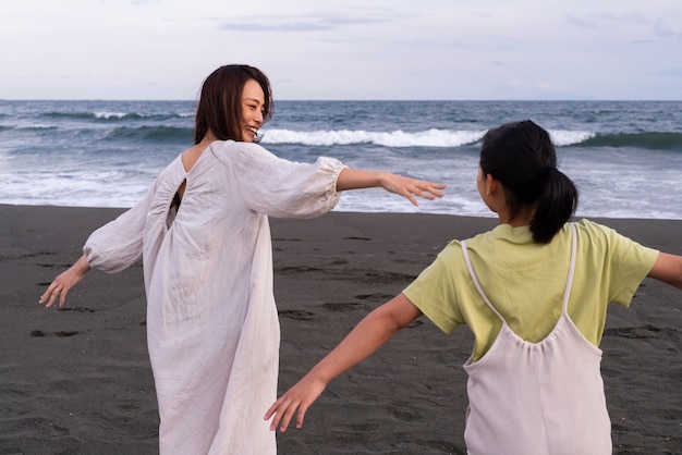 Gros plan sur une famille japonaise s'amusant