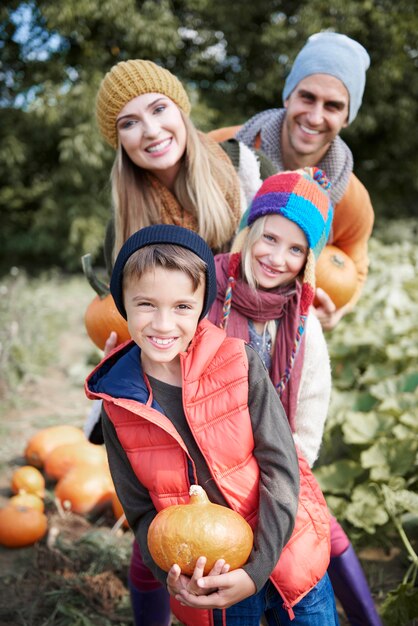 Gros plan sur la famille jeune et heureuse, passer du temps ensemble