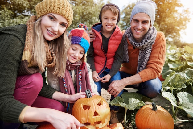 Gros plan sur la famille jeune et heureuse, passer du temps ensemble