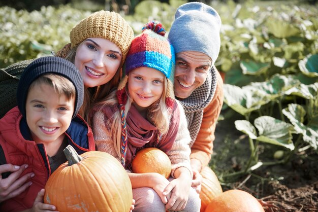 Gros plan sur la famille jeune et heureuse, passer du temps ensemble