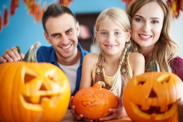 Gros plan sur la famille jeune et heureuse, passer du temps ensemble