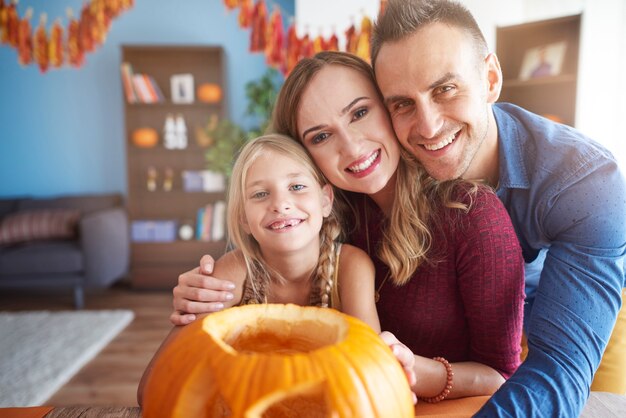 Gros plan sur la famille jeune et heureuse, passer du temps ensemble