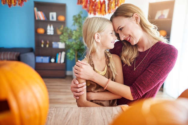 Gros plan sur la famille jeune et heureuse, passer du temps ensemble