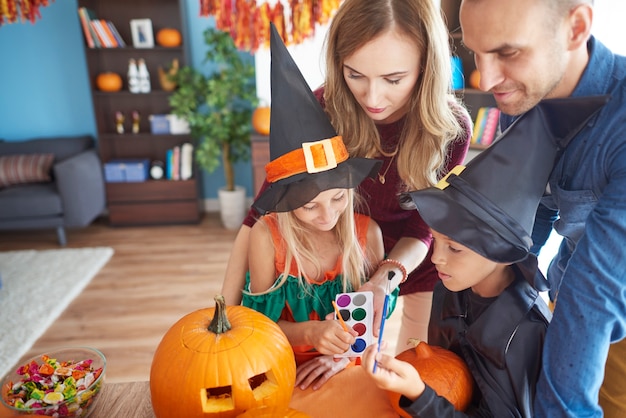 Gros plan sur la famille jeune et heureuse, passer du temps ensemble