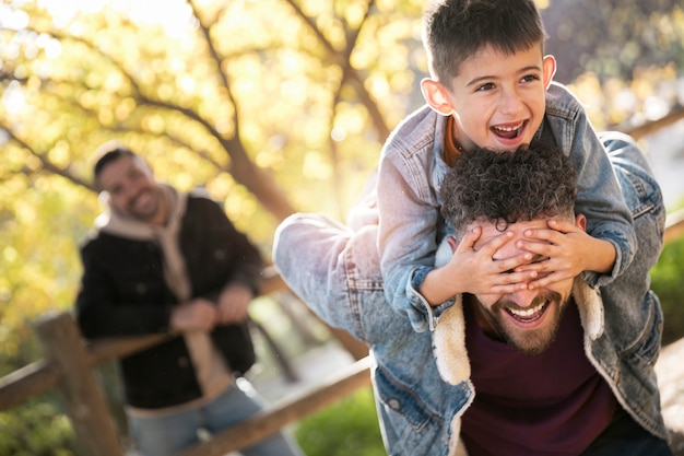 Gros Plan Sur La Famille Lgbt S'amusant Dans La Nature