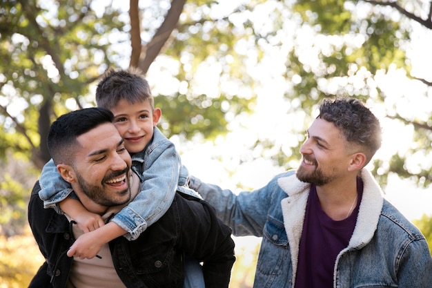 Gros plan famille lgbt smiley