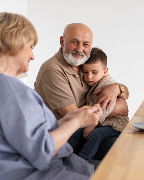 Gros plan de la famille à table