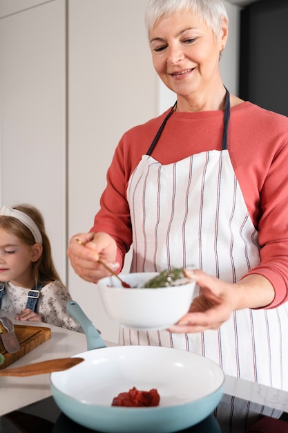 Gros plan sur la famille en train de manger ensemble