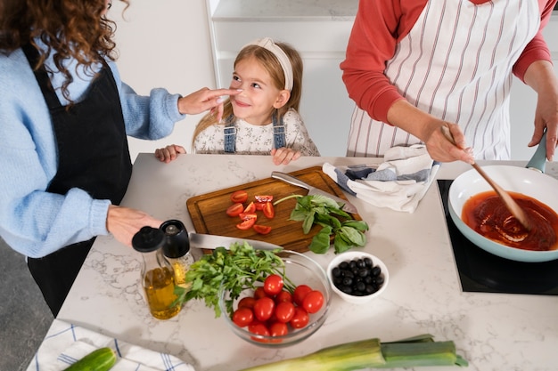 Gros plan sur la famille en train de manger ensemble