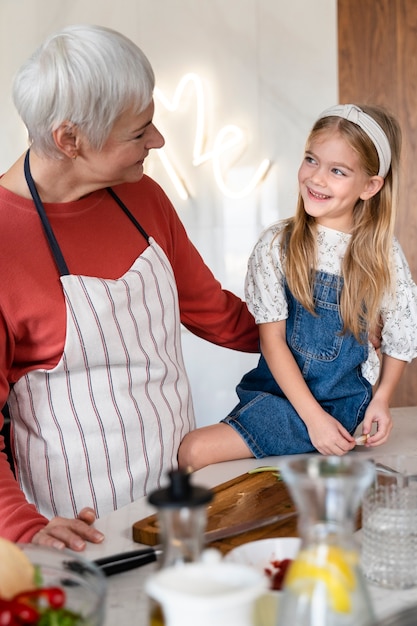 Gros plan sur la famille en train de manger ensemble