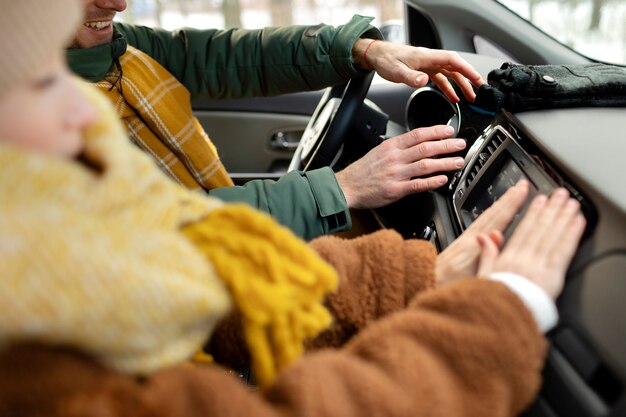 Gros plan de la famille voyageant en voiture