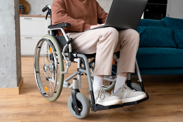 Gros plan sur le fauteuil roulant d'une personne handicapée