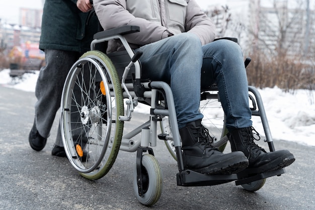 Gros plan sur le fauteuil roulant d'une personne handicapée