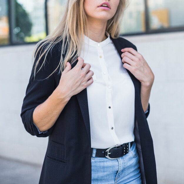 Gros plan, femme affaires, porter, blazer