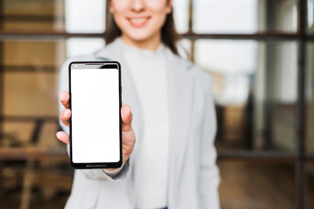 Gros plan, de, femme affaires, projection, vide, écran, cellphone, au bureau