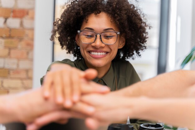 Gros plan d'une femme d'affaires souriant