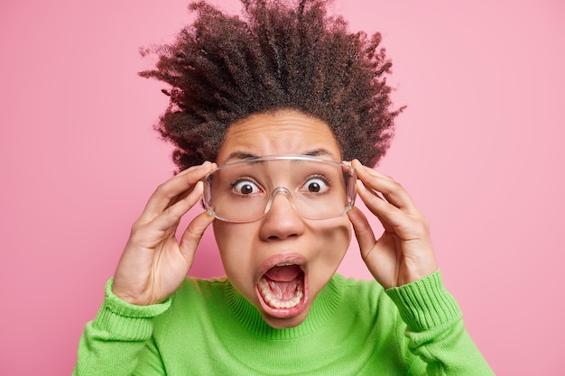 Photo gratuite gros plan d'une femme afro-américaine émotionnelle terrifiée qui regarde les yeux obsédés et la bouche grande ouverte