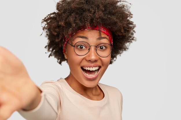 Gros plan d'une femme afro-américaine ravie de joie avec une expression heureuse