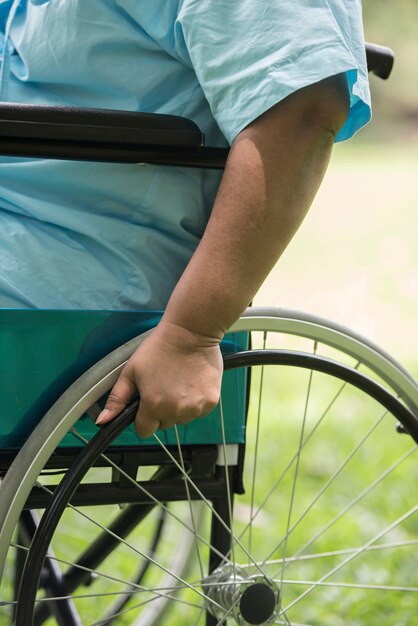 Gros plan femme âgée solitaire assis sur un fauteuil roulant au jardin à l&#39;hôpital