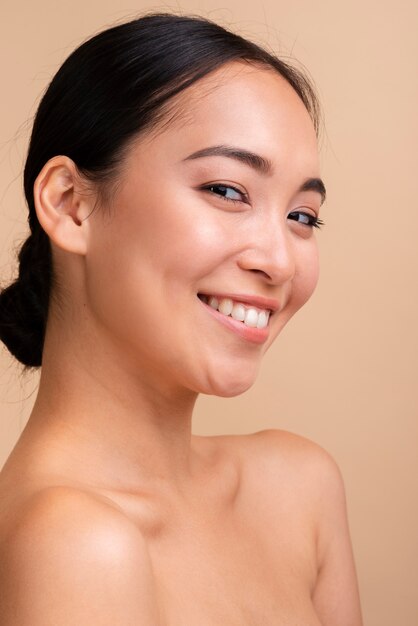 Gros plan, femme asiatique, à, large, sourire