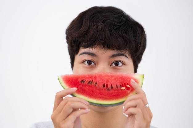 Gros plan de la femme asiatique sérieuse Holding Watermelon