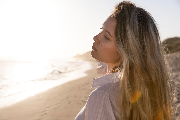 Photo gratuite gros plan femme au bord de la mer