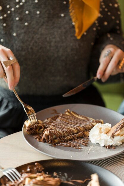 Gros plan, femme, avoir, savoureux, dessert