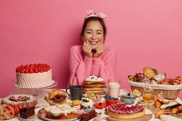 Gros plan sur la femme ayant un repas sucré sain