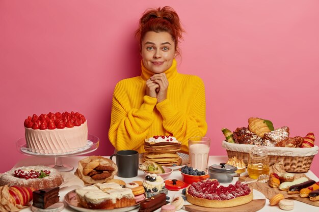 Gros plan sur la femme ayant un repas sucré sain